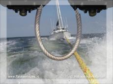 Foto behorende bij KNRM Ouddorp in actie op het strand en op het water